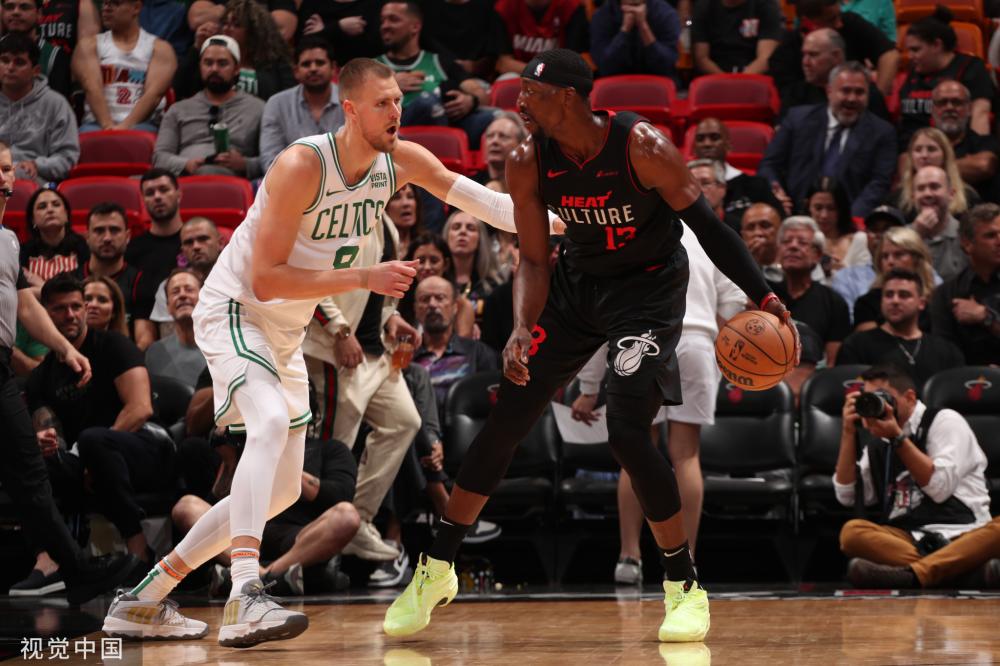 他都表现得 他都表现得